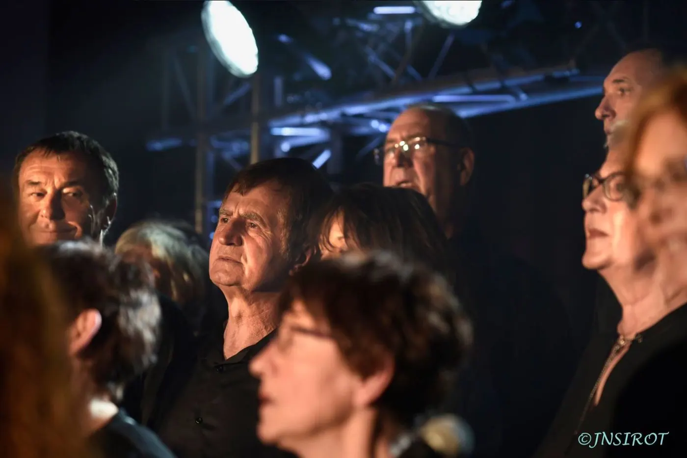 Gros plan sur des choristes concentrés en plein chant
